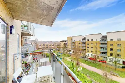 Image de Spacious 3-Bed with balcony, 5-min walk to station