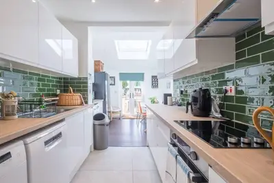 Image de Central 4 Bed Home With Parking
