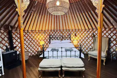 Image de Yurt with fire, Skylight, Garden, + Hot Tub/Sauna