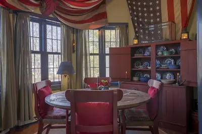 Image de Discover the heart of the Ship Chandler in this charming 2br apt!