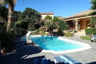 Image de Maison spacieuse avec piscine pour vacances très agréables  avec 3 Chambres