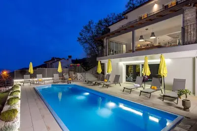 Image de Beautiful 4 bedroom, 5 bathrooms Mediterranean style house with a pool and sauna