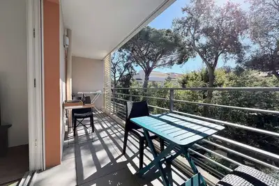 Image de Confort et calme à Cavalaire : T2 climatisé avec Wi-Fi, balcon et double garage, proche centre-ville