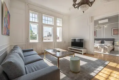 Image de 3 Br  Classical Apartment With a Modern Touch