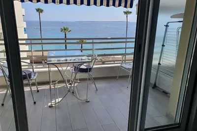 Image de face mer tout confort avec clim, wifi, internet. situation exceptionnelle.