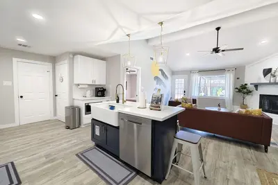 Image de Sageview Cottage – Vibrant 4 Bdr w\/ Pool! Pet Friendly, 20 Min to Downtown