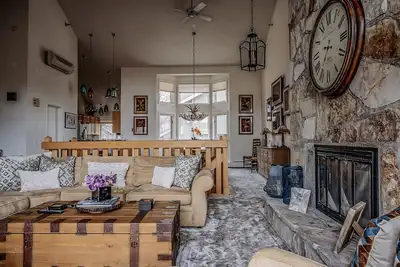 Image de Village Square + Balcony + Fireplace + 3 Bed/2. 5 Bath