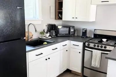 Image de Cape Cottage Getaway. Minutes to Mayflower Beach