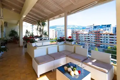 Image de Stylish romantic penthouse w/hot tub-5 min walk from beach family-friendly