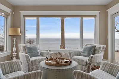 Image de Juniper Presents: A Magnificent Lakefront Vacay Home w/ Private Beach