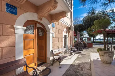 Image de Apartment with skylight, steps away from the beach