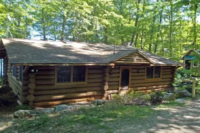 Image de Beautiful open-concept log home in quiet setting on Thompson Lake.
