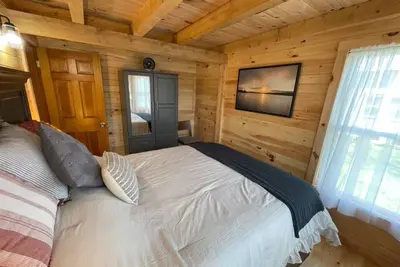 Image de Newly Remodeled Waterfront Cabin