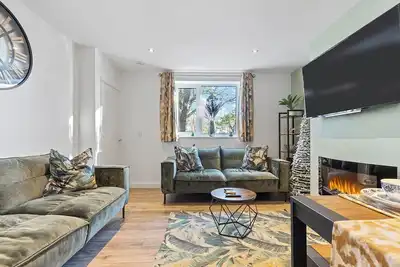 8 Eighth Ave · Retreat On The Green - Beautiful 4-Bed Home | Pass The Keys