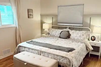 Image de Large Ranch House Private Sleeps 12 Big Living Room and Back Yard Close Downtown