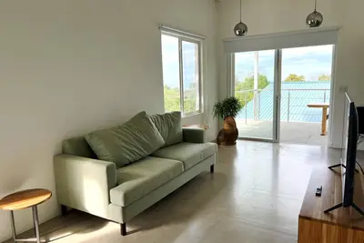 Image de Cozy & Secure 3-Bedroom Apart, Central, Walkable to Amenities, Pool & Parking!