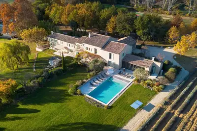 Image de Mas Fanny, entouré de bosquets et de champs de lavande à perte de vue à Gordes