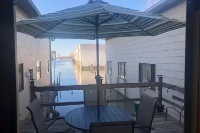 Image de Comfy lake home on the water mins from cp, sports force, downtown and the jet