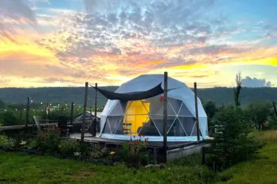 Image de Cozy and luxurious Emerald Glamping Dome with panoramic views. Fully Accessible