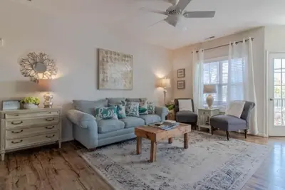 Image de Beach condo- top floor, dog friendly, pool. 2 bed, 2 bath, pull out couch.