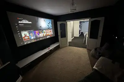 Image de 3 bedroom House with cinema room and hot tub.