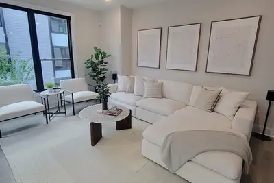 Image de Discover luxury in a 3br/3. 5ba townhome in LoSo. Near eateries, trails, & fun.