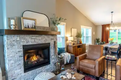 Image de New Modern and Cozy 3br Lake Home with Indoor Fireplace