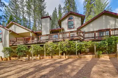 Image de Hot Tub + Pool Table: Cabin Near Calaveras Park!