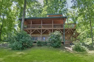 Image de Mountain Log Cabin \/ 15 Min from Asheville\/GameRoom\/Hot Tub