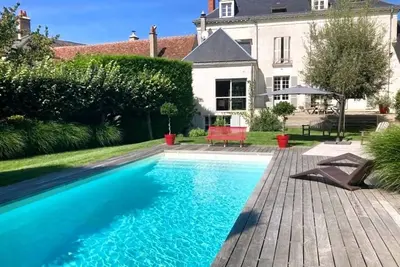 Image de Grande maison avec piscine en bord de Cher