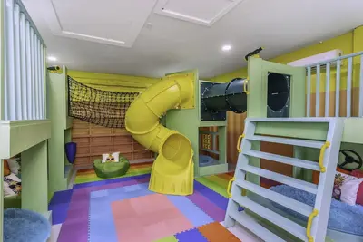 Image de Fun! 4 Bedroom, 7 Beds - Pool Playground Game Room Putting Green in Clearwater!