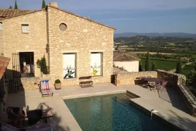 Image de Villa avec piscine privée dans le Lubéron. Proche de Gordes et de Roussillon.