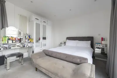 Image de Modern flat opposite tube station with balcony