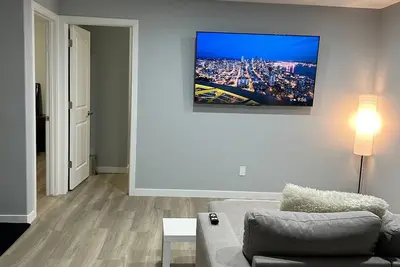 Image de Cozy 2-Bedroom Basement Haven King and Queen beds. Sta License No. Sta23-00257