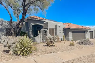 Image de Dog-friendly retreat with lovely outdoor living space, central Ac, & home office