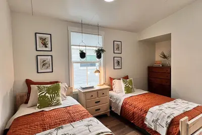 Image de Halo Cottage, on the Myakka River, heated pool, unique experience.