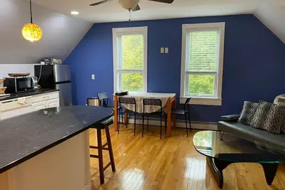 Image de Lovely Loft across Madam Brett Park Entrance! Short drive to Main Street