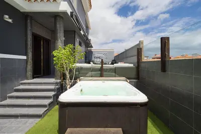Entire home in Meloneras. Bbq, pool, jacuzzi