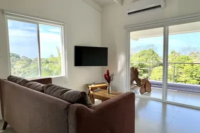 Image de Casa Blanca Manuel Antonio B2: Cozy & Secure 2-Br Apt, Central, Pool & Parking!