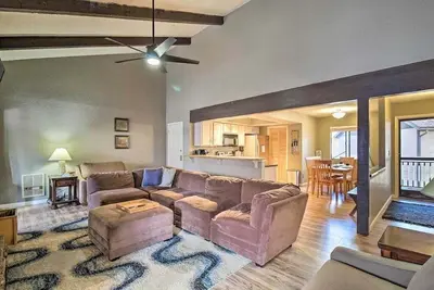 Image de Centrally Located Apt w/ Fireplace & Balcony!