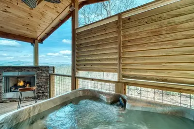 Image de My Mystic Mountain - New Cabin! Hot Tub, 3 fireplaces, Wifi, mins to Hiwassee
