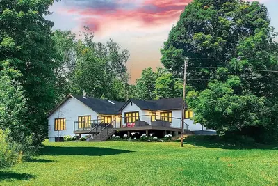 Image de Silver Maple Farmhouse | Luxury Lakefront Cottage | Hot Tub | Sauna | 4+ Acres