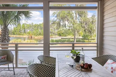 Image de Multiple porches with views of Lake Bales