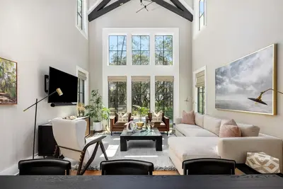 Image de New to Our Moreland Village Portfolio - Stunning River Views with Exquisite Interior Design!