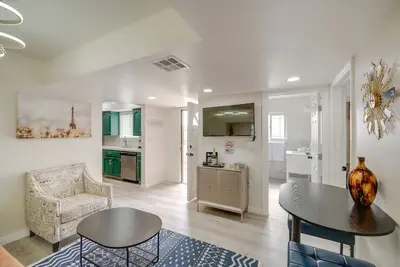 Image de ~ 5 Mi to Downtown: Chic Bakersfield Apartment!