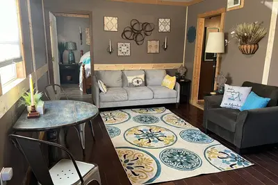 Image de Luxury Linens and Towels, King Size Bed hybrid medium pillow top mattress