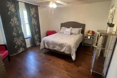 Image de Excellent three bedroom two bath condo close to Ku campus