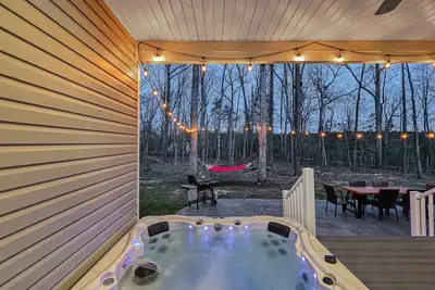 Image de Cozy 4-bedroom house with WiFi, Hot Tub and Fire Pit