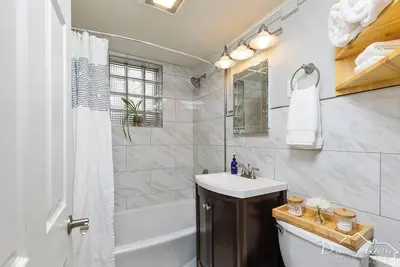 Image de Heart of Spenard Bright and Airy Garden Level. . . \n