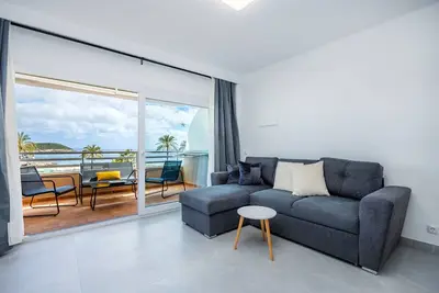 Image de Appartement 'First Line Mediterranean' avec vue sur la mer, Wi-Fi et climatisation
